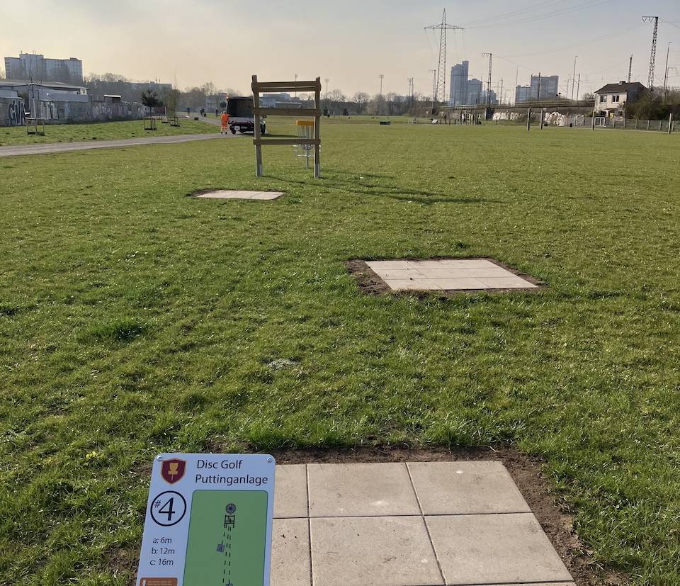 Eine Disc Golf Bahn zum Putten mit Hindernis